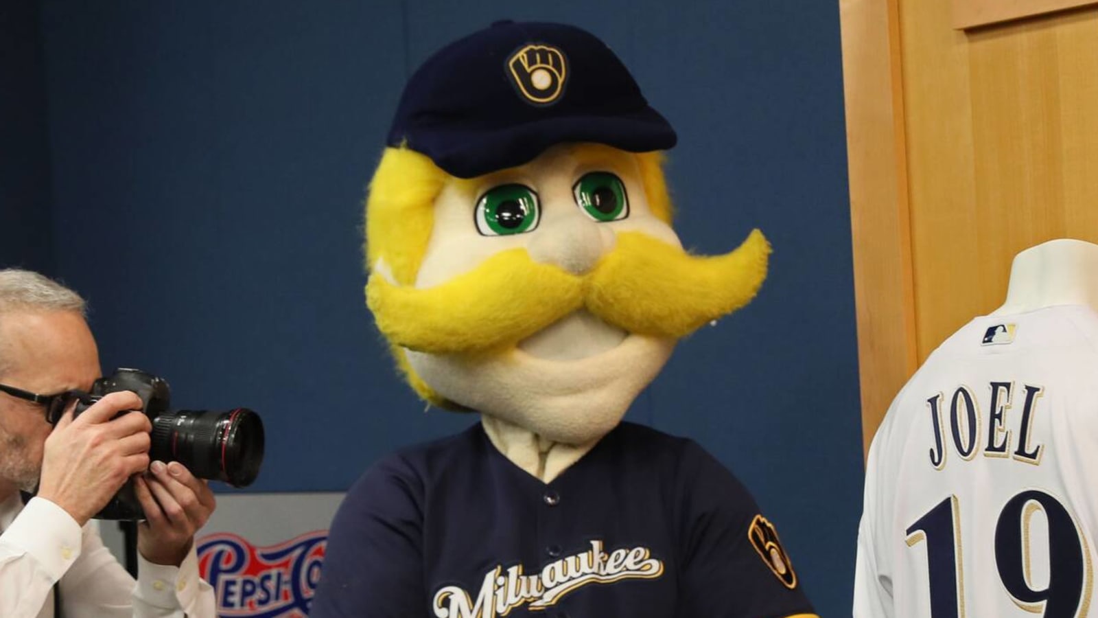 Brewers mascot reveals 'instruction manual' for Dodgers reporter