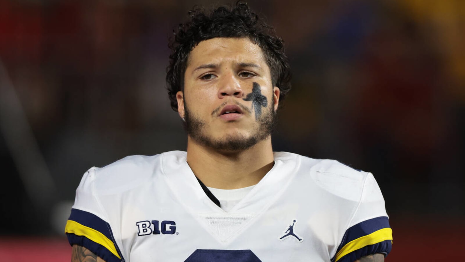 Michigan star Blake Corum suffers apparent knee injury