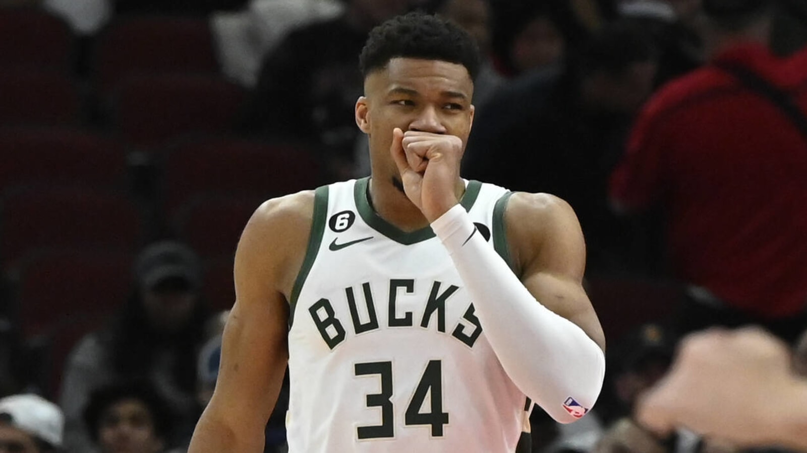 Giannis Antetokounmpo injures wrist in scary fall vs. Bulls