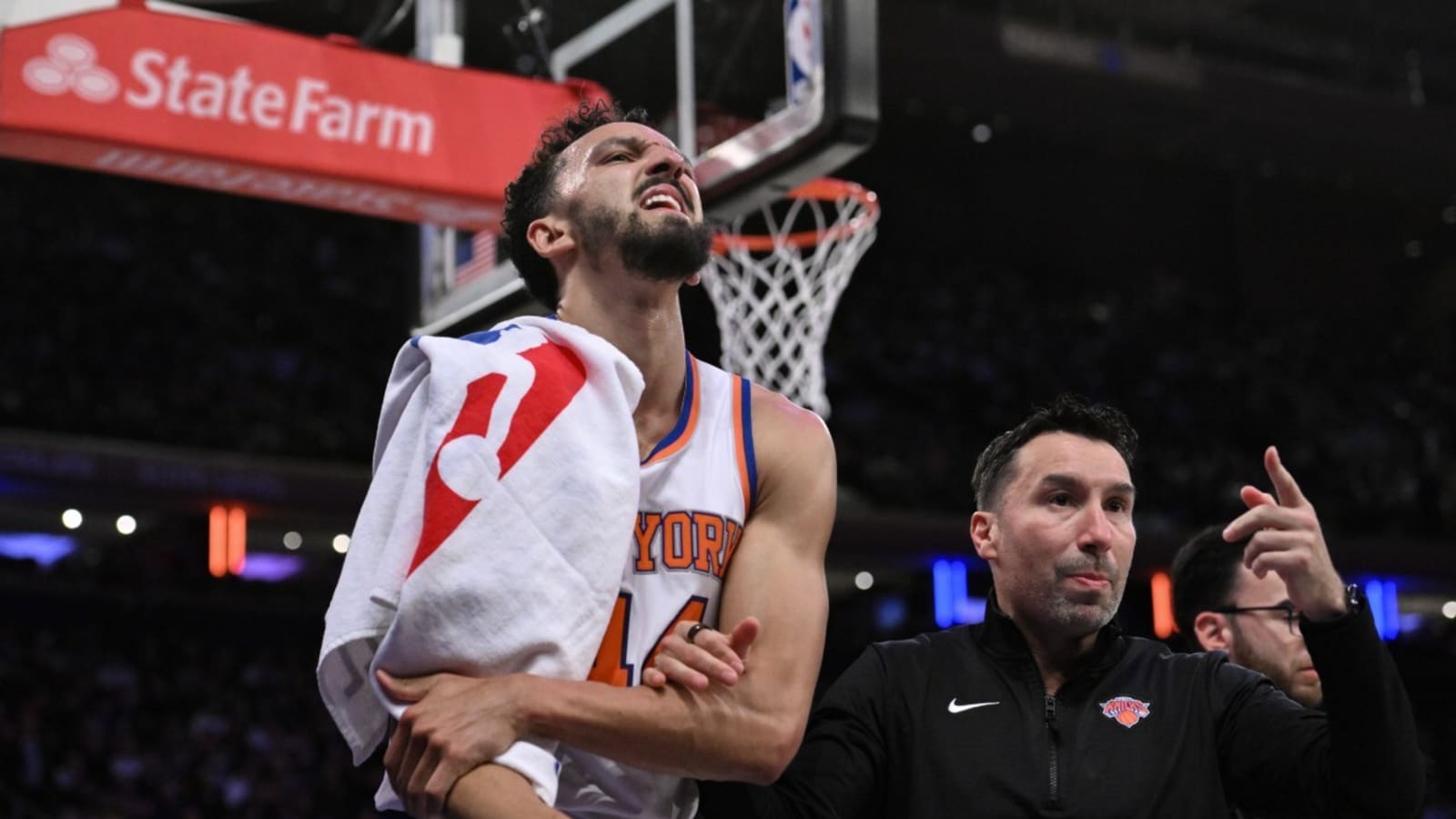 Knicks lose key bench piece to serious shoulder injury