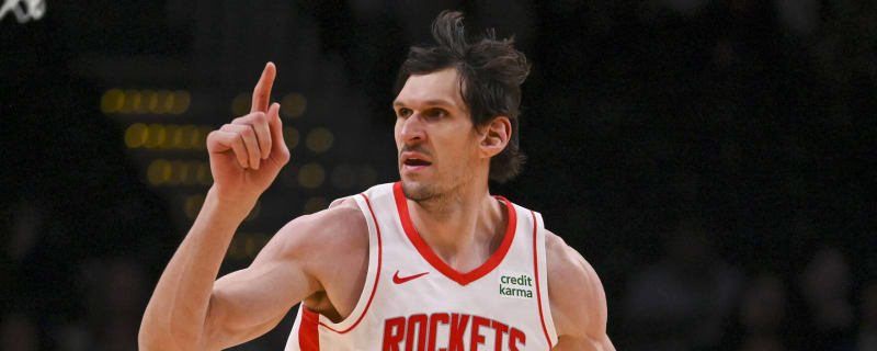 Watch: Boban Marjanovic delivers free chicken