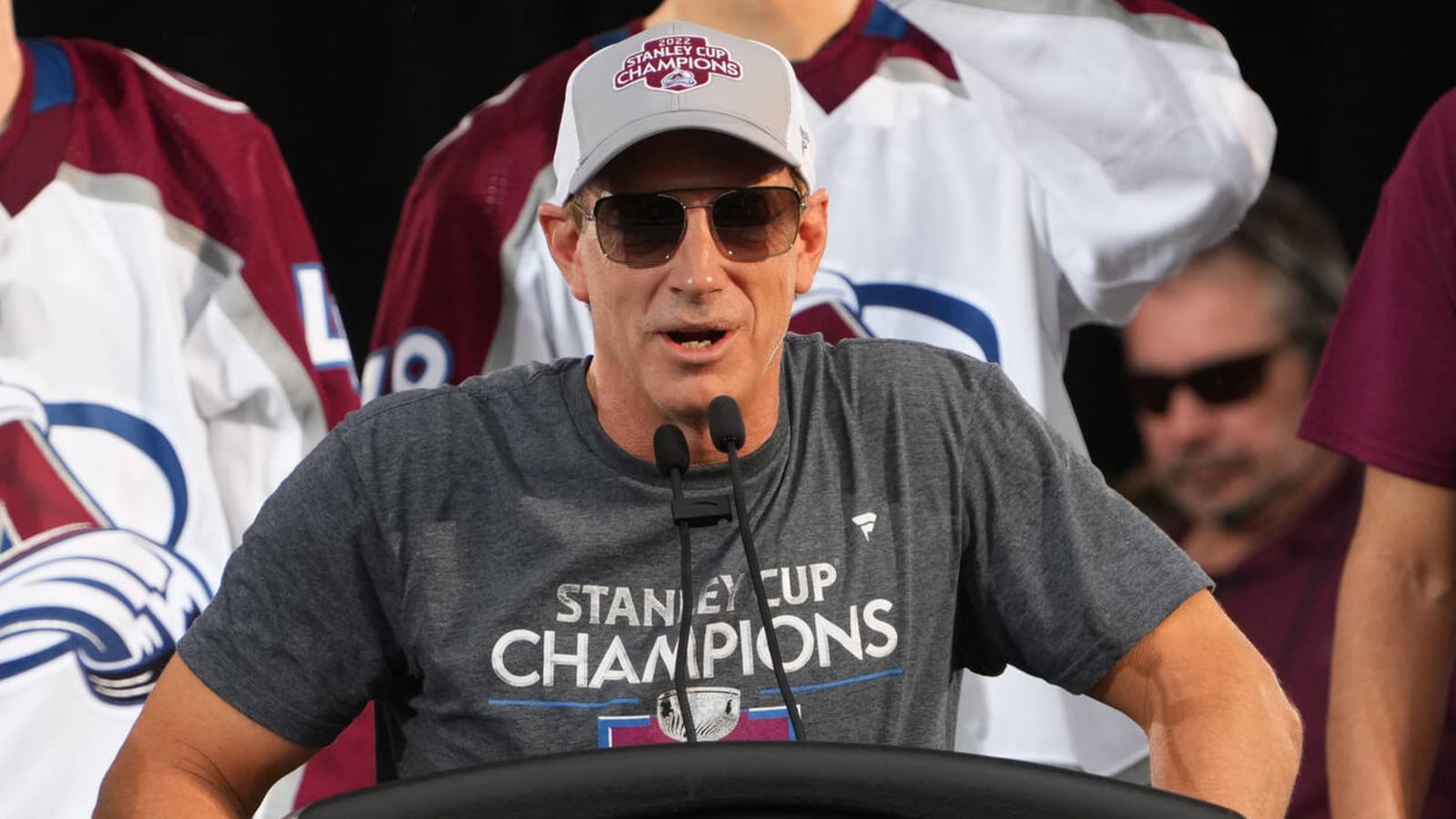 Avalanches' Joe Sakic named GM of the Year