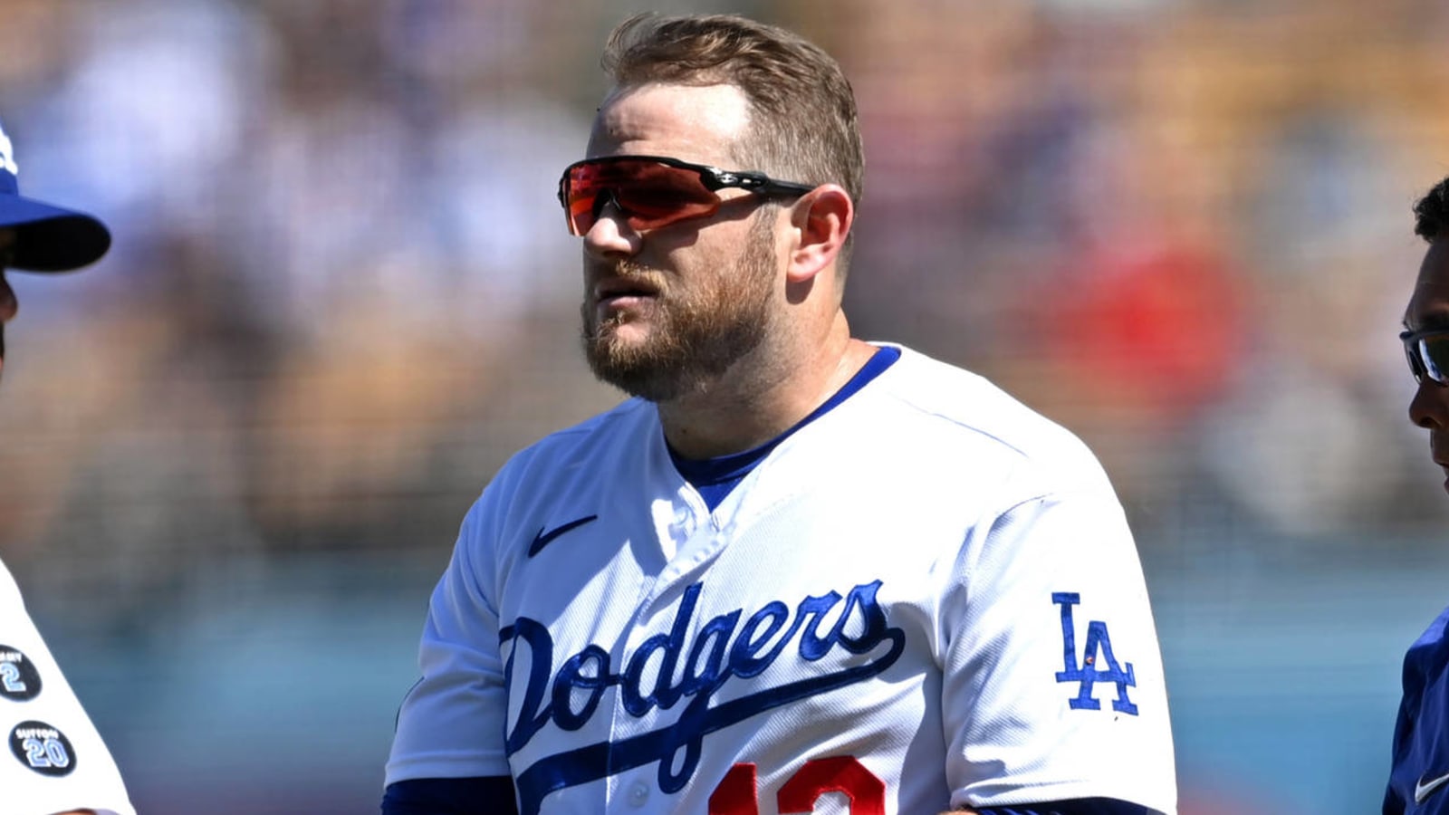 Max Muncy leaves game with apparent wrist injury