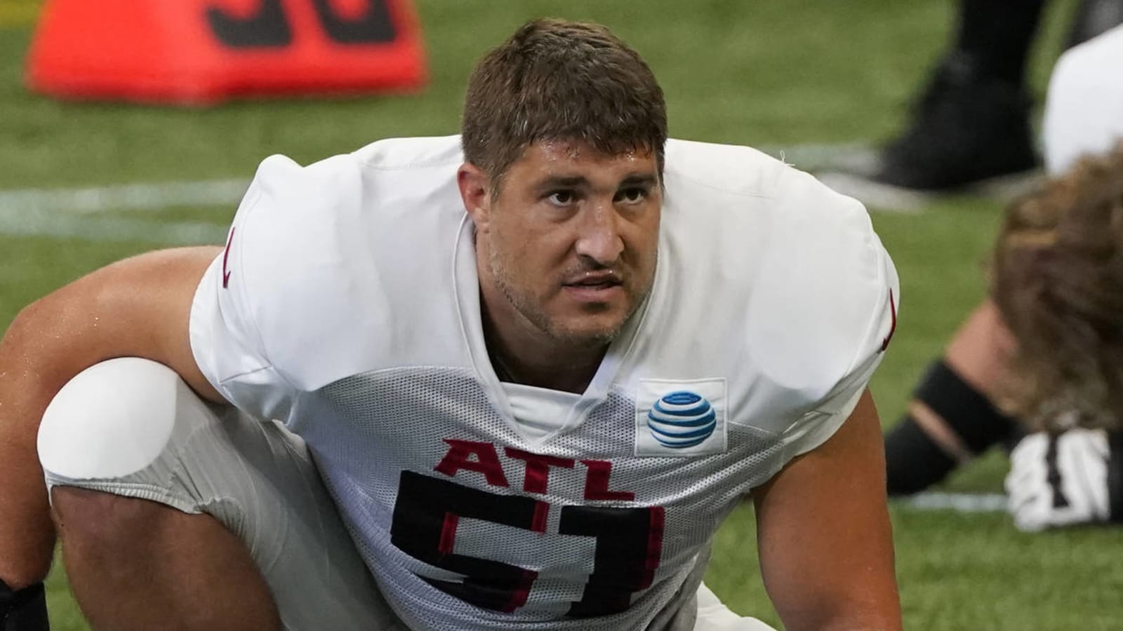 Longtime NFL center Alex Mack interested in joining 49ers