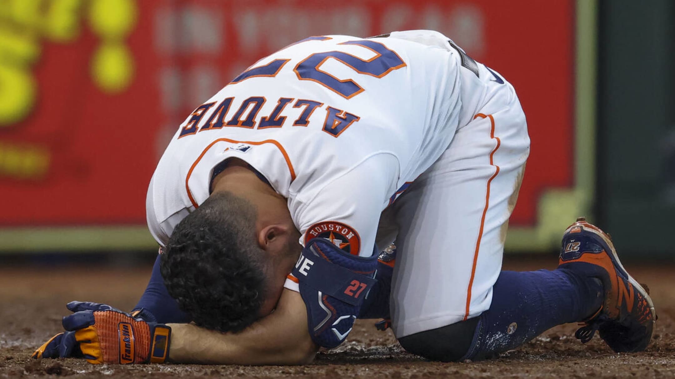 Jose Altuve exits game against Marlins after fouling pitch off his