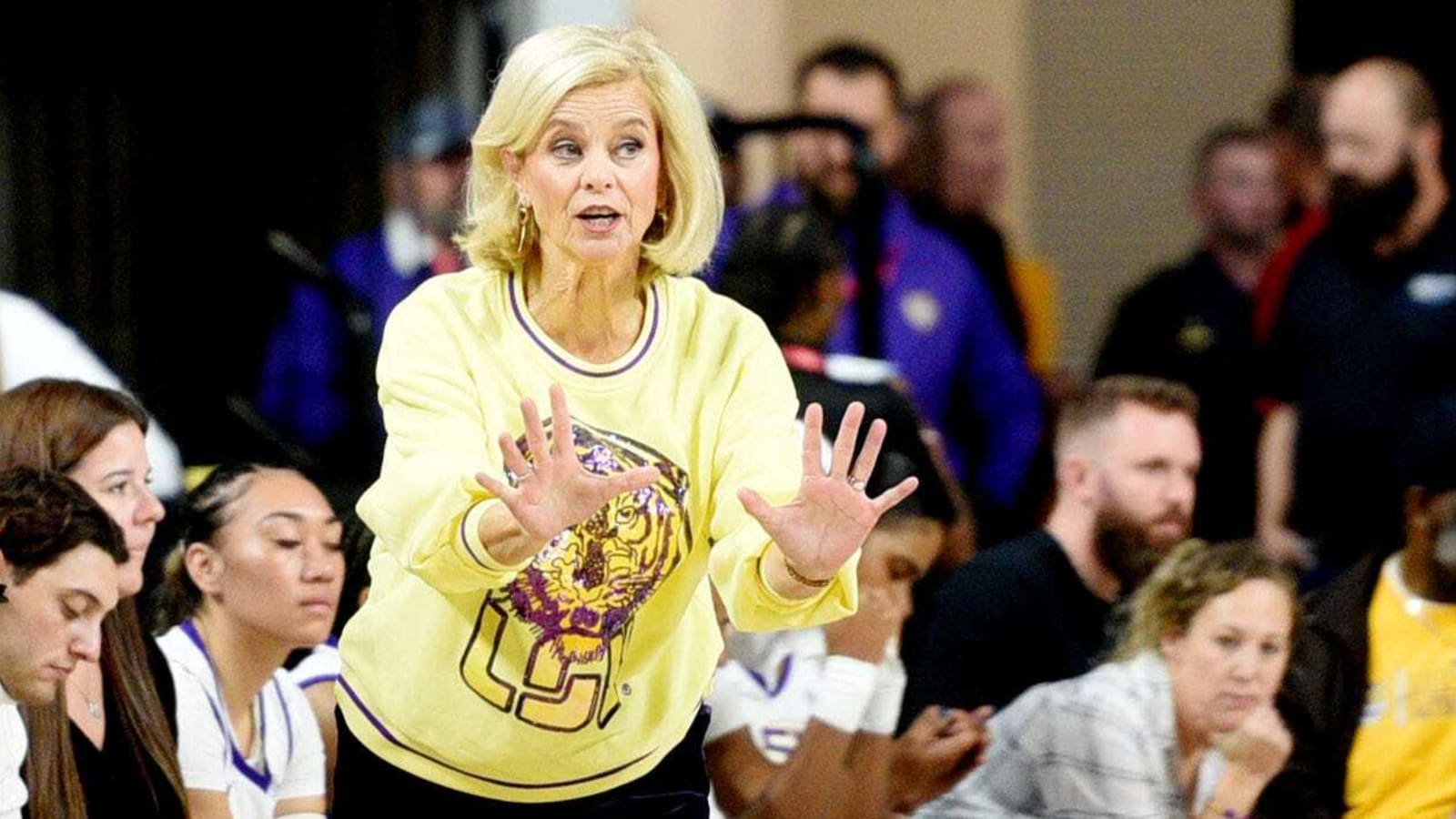 Kim Mulkey wears basketball hoop-inspired outfit for conference home opener