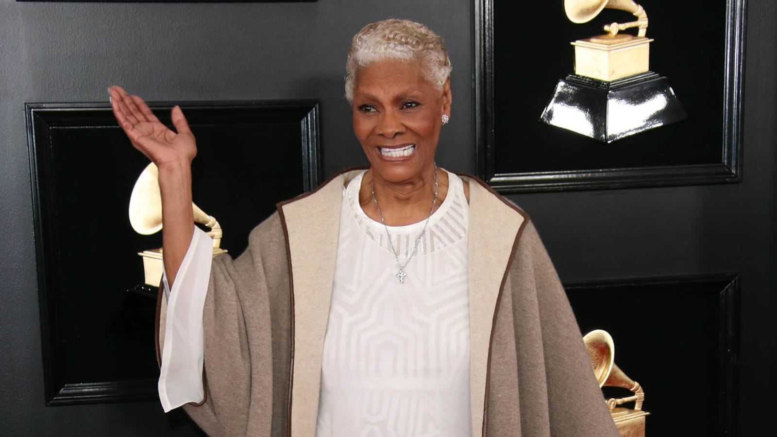 Dionne Warwick to Jake Gyllenhaal: Return Taylor Swift's scarf