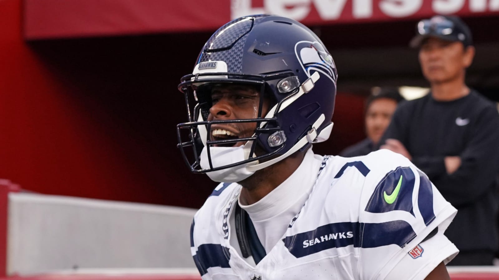 Watch: Smith boosts Seahawks' hopes with game-winning TD run