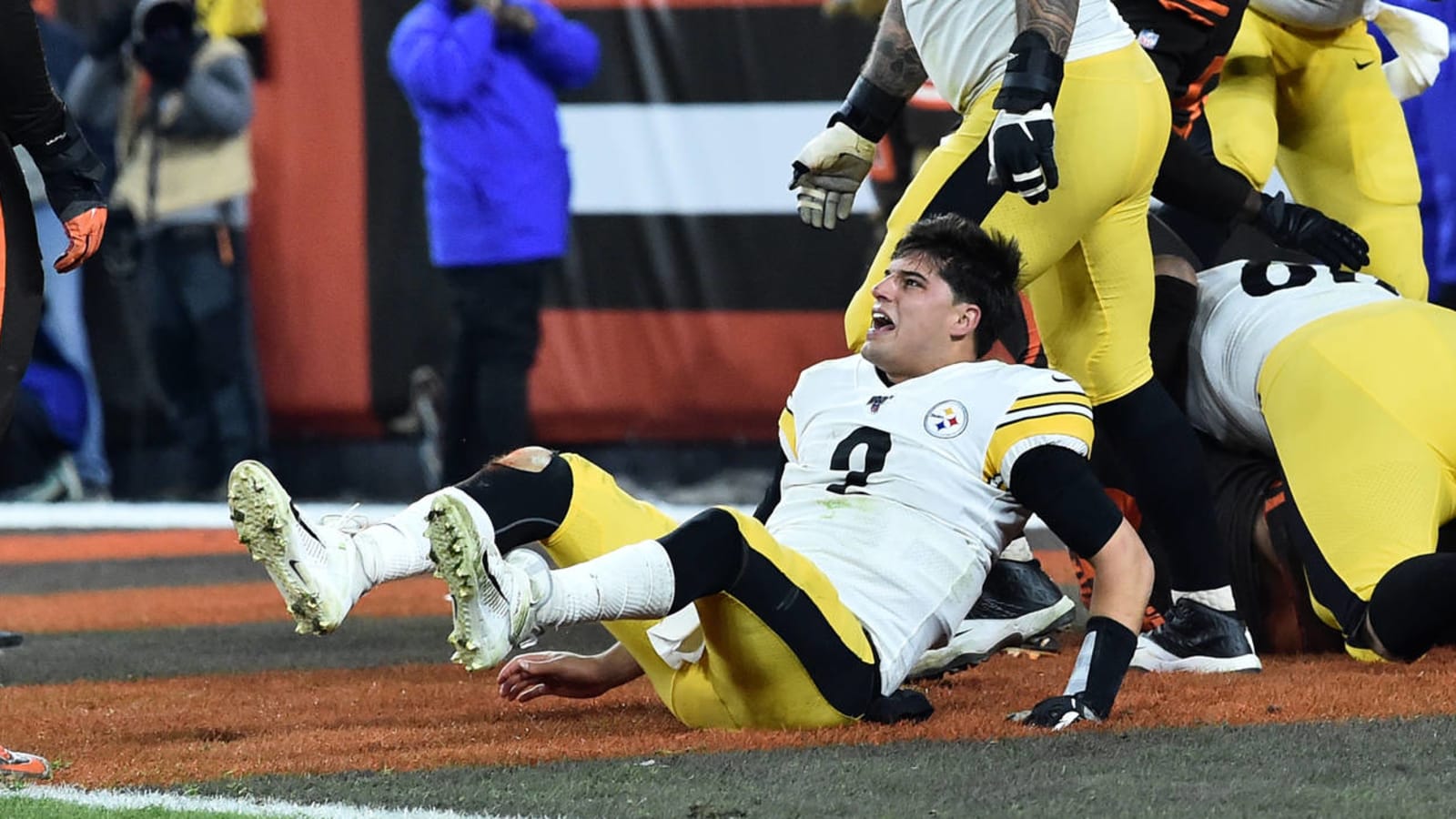 Antonio Brown tweets support for Mason Rudolph in strange fashion