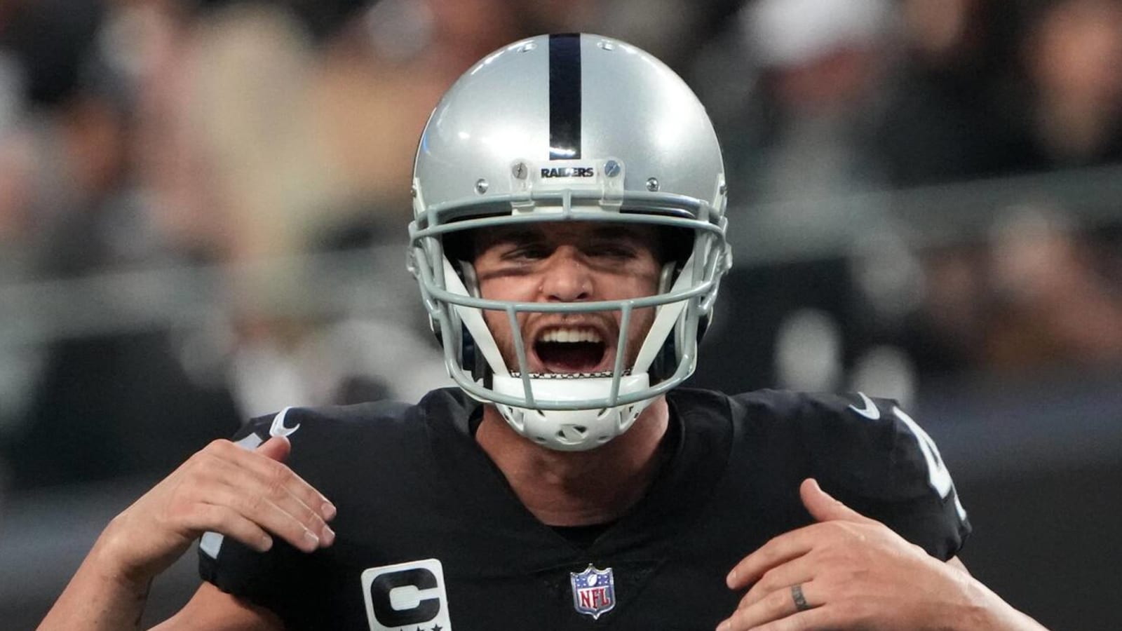 Raiders reportedly taking unusual stance on Derek Carr trade