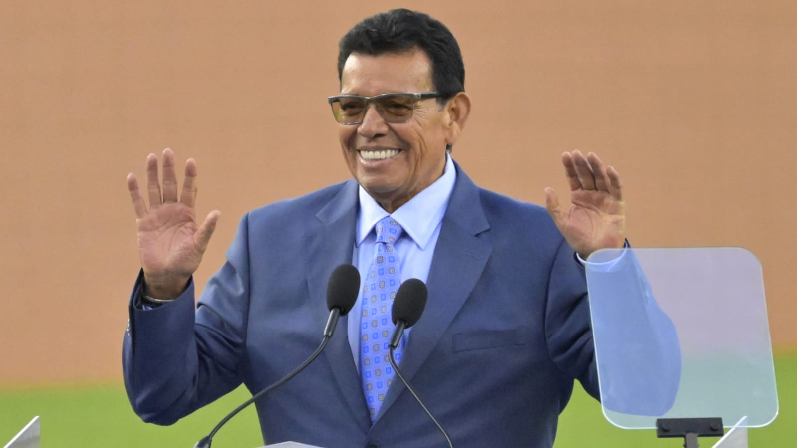 Dodgers legend Fernando Valenzuela dead at 63
