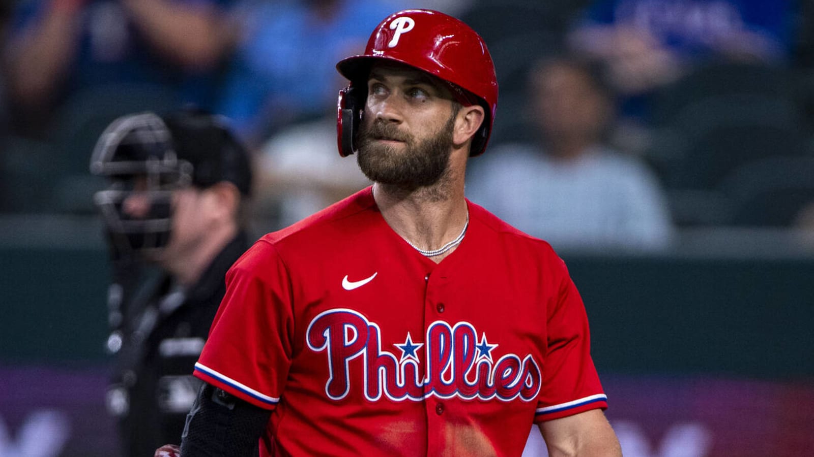 Philadelphia Phillies star Bryce Harper takes off his SHOE and gifts it to  a fan at Phoenix Airport