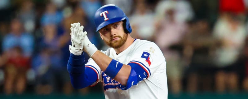 Cubs sign top free-agent catcher as big day continues