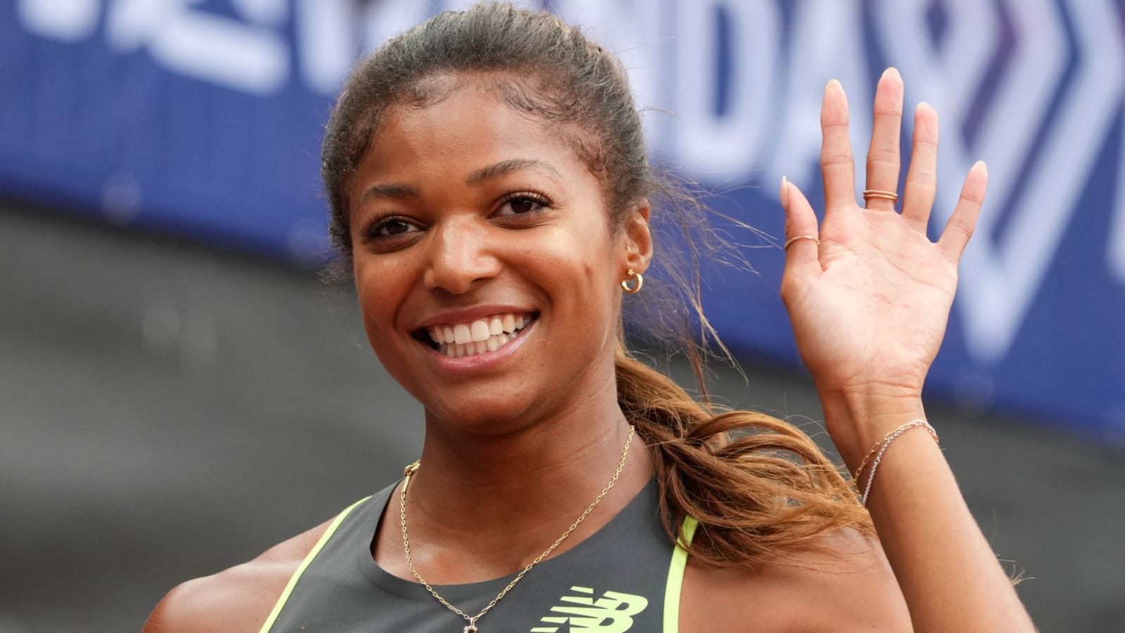 Watch: USA dominates women's 4x400 relay in historic time