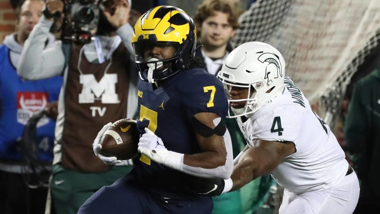 Second tunnel video shows Michigan State player swing helmet at Michigan player