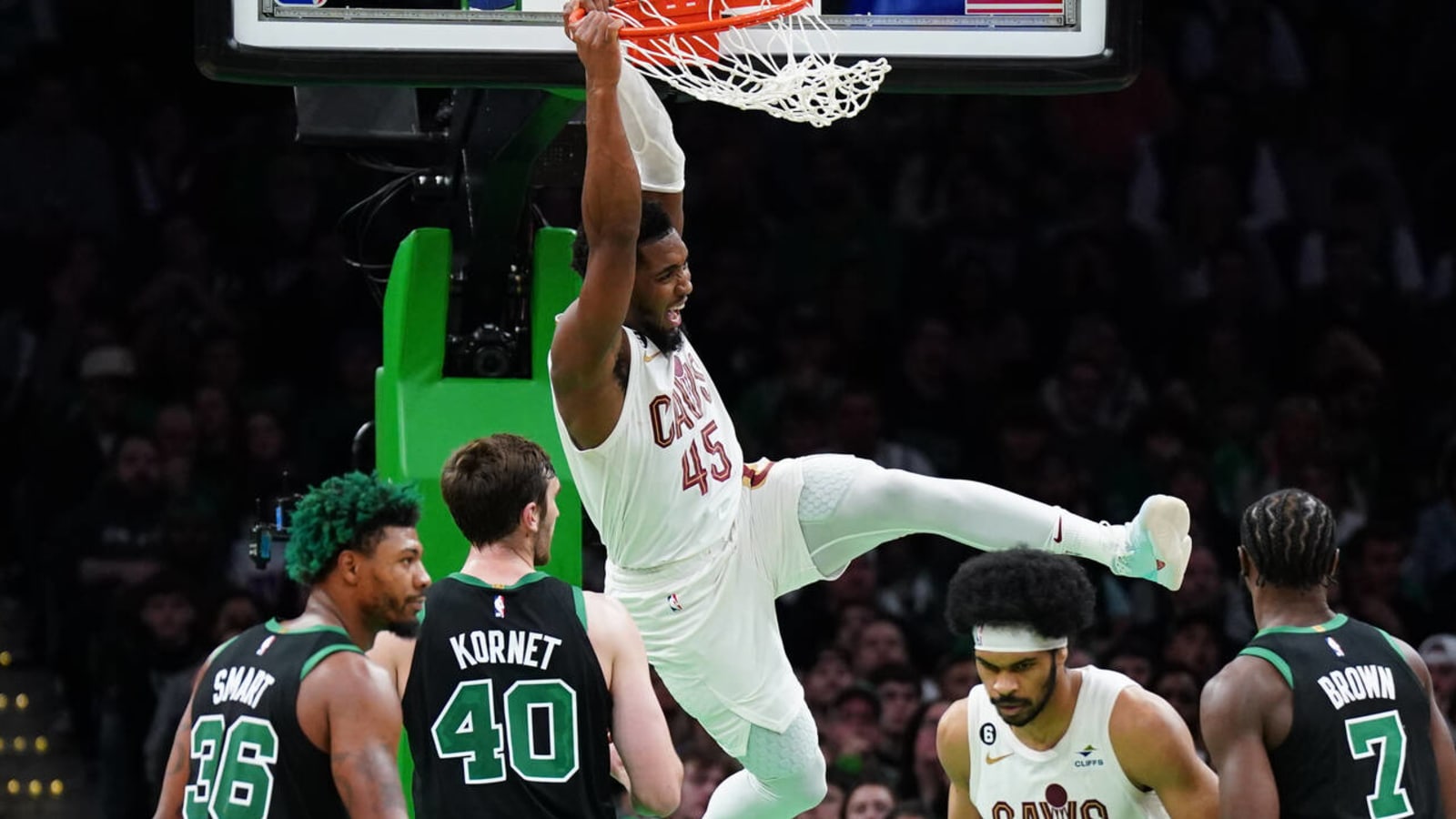 Mitchell throws down vicious dunk, combines with Levert for 82 points