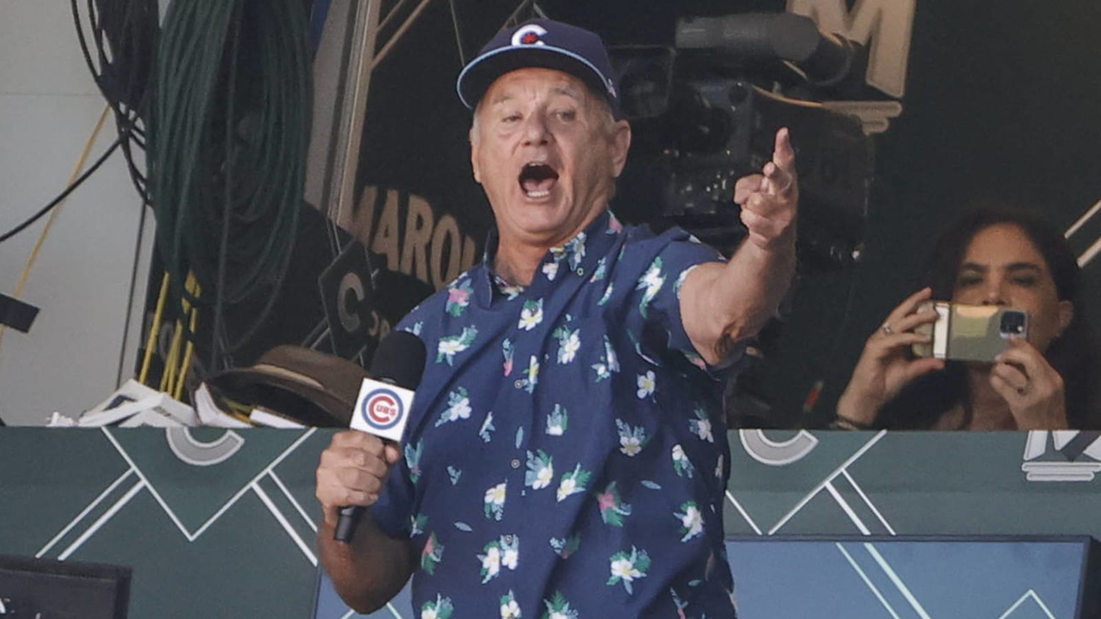 Cubs superfan Bill Murray talks trash about Cardinals