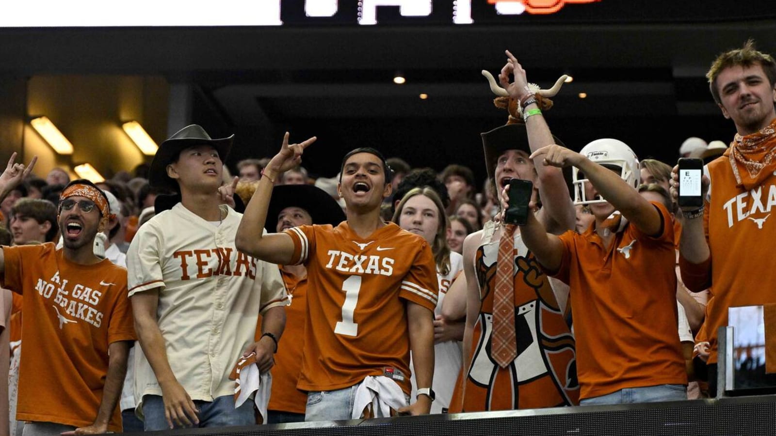 Watch: Texas fans boo Big 12 commissioner