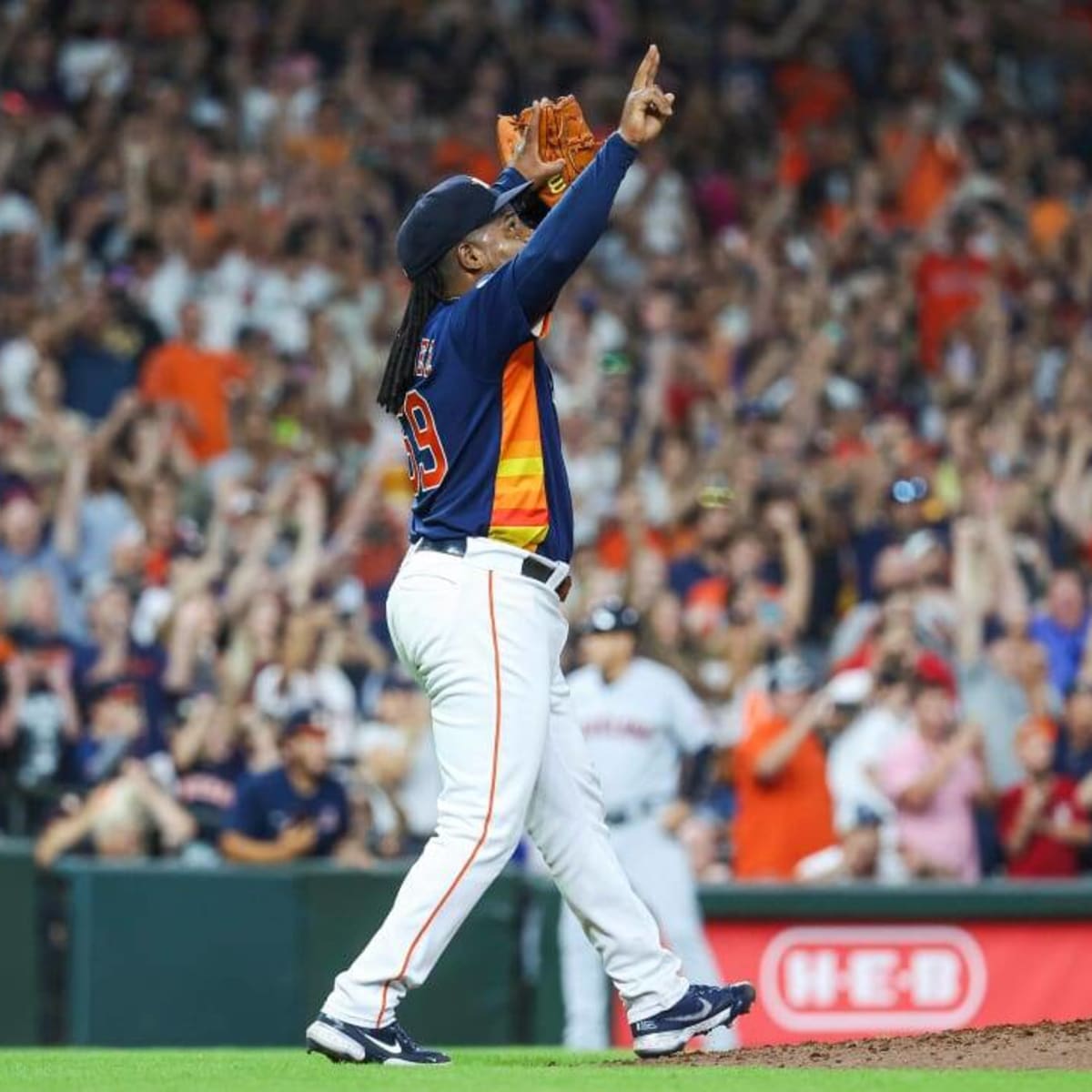 Astros' Framber Valdez pitching no-hitter through 8 innings against  Guardians