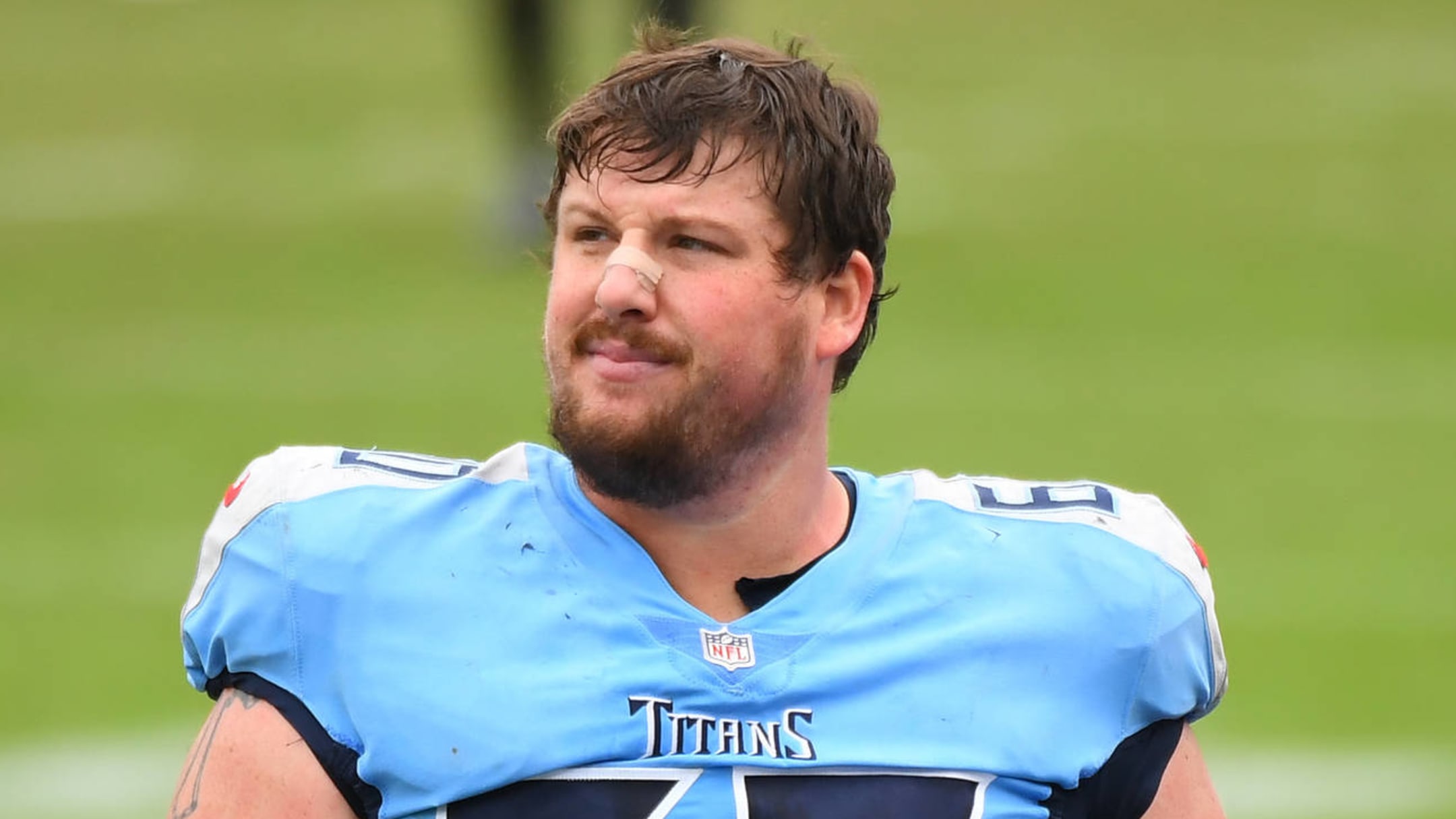 Titans' Ben Jones walks barefoot through snow in Green Bay