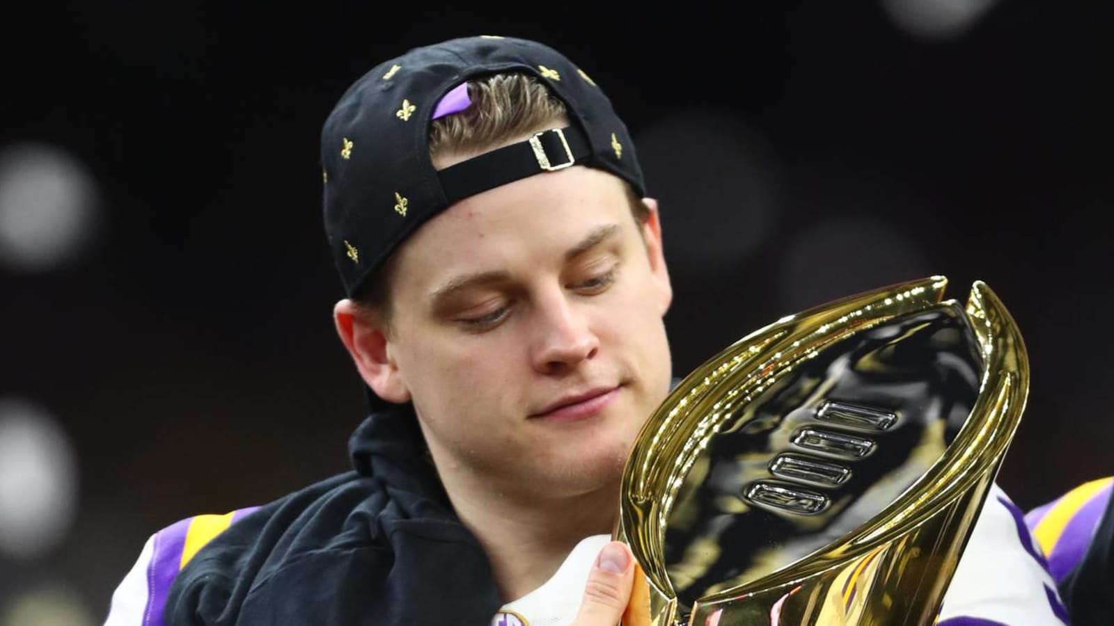 Joe Burrow Smokes Cigar In Incredible Video After Lsu Win Yardbarker 