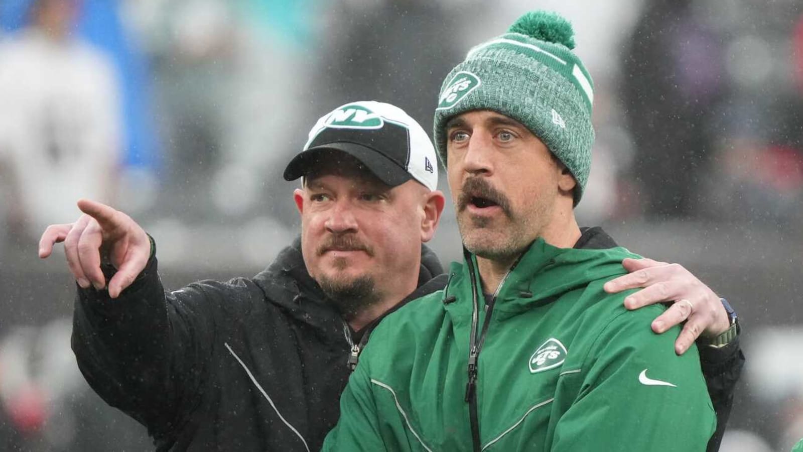 Jets' Aaron Rodgers backs Nathaniel Hackett following offseason report
