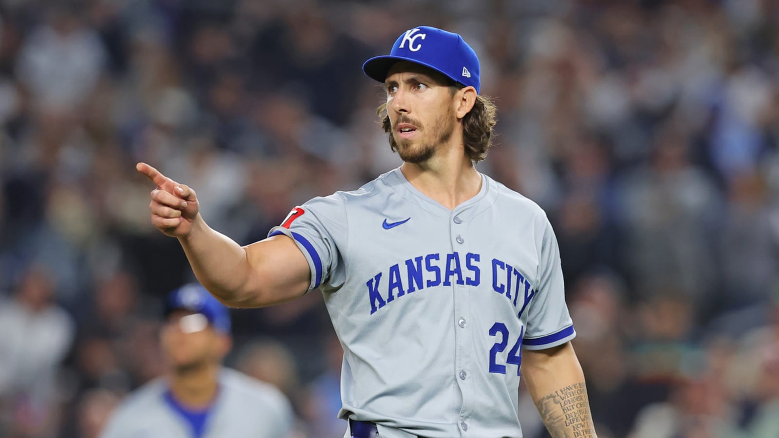 Royals re-sign former All-Star pitcher