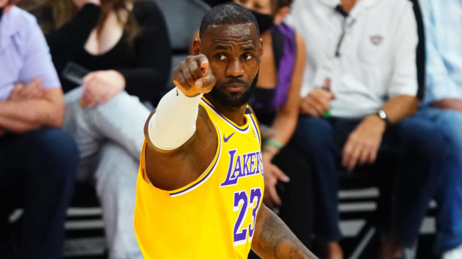 LeBron, Lakers come up clutch in Game 2 victory over Suns