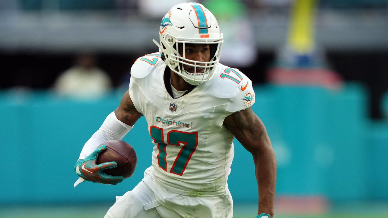 Dolphins coach shares rough news on Jaylen Waddle