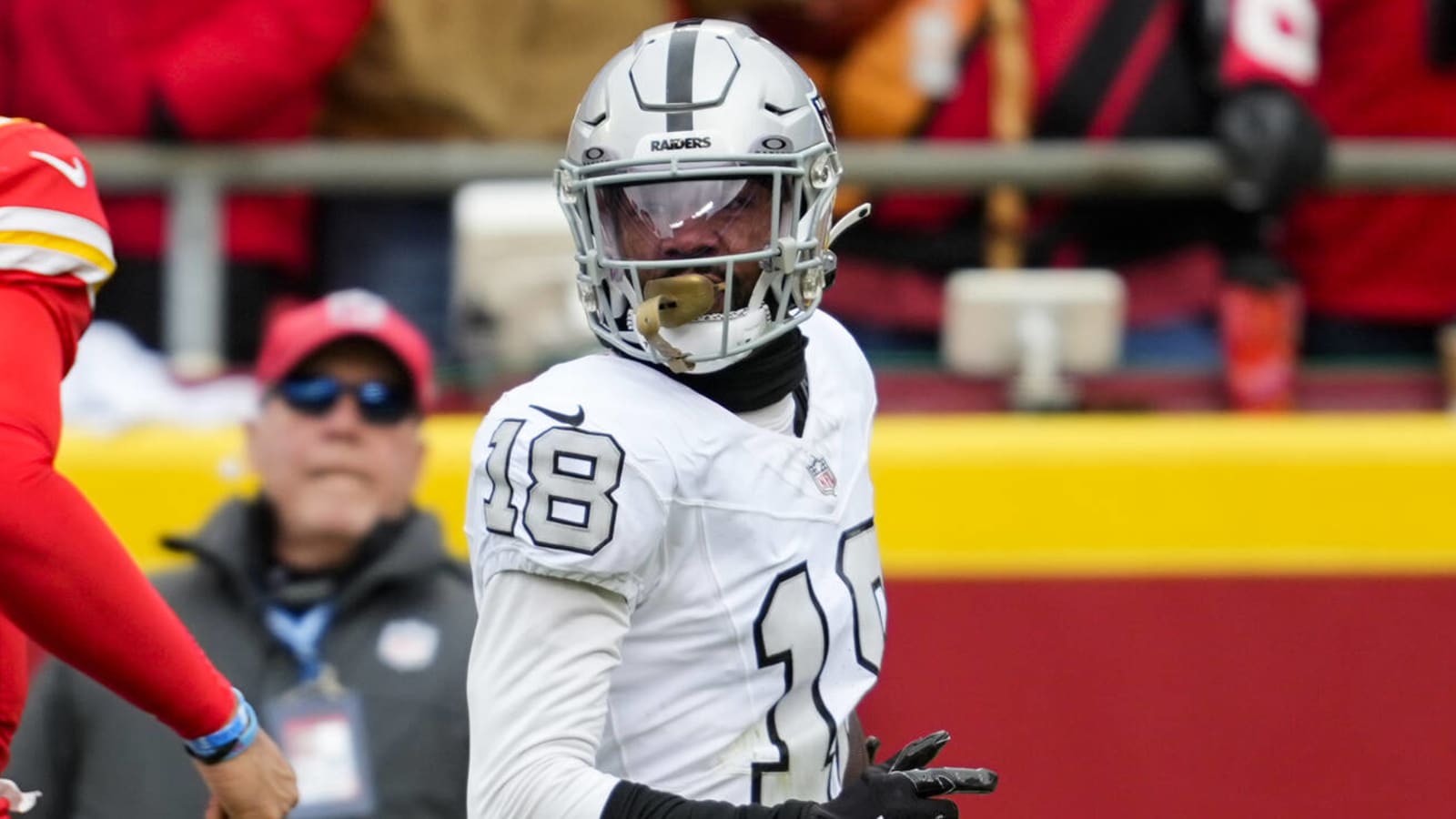 Watch: Raiders CB pulled savage move on young Chiefs fan