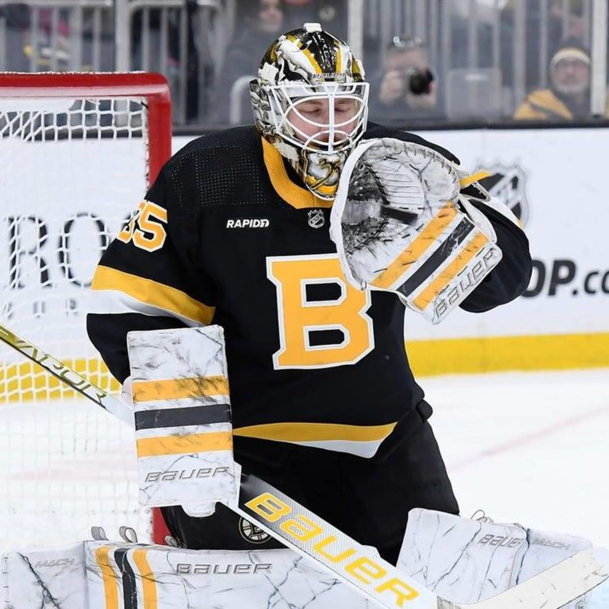 NHL: Bruins claim late winner over Penguins in Winter Classic