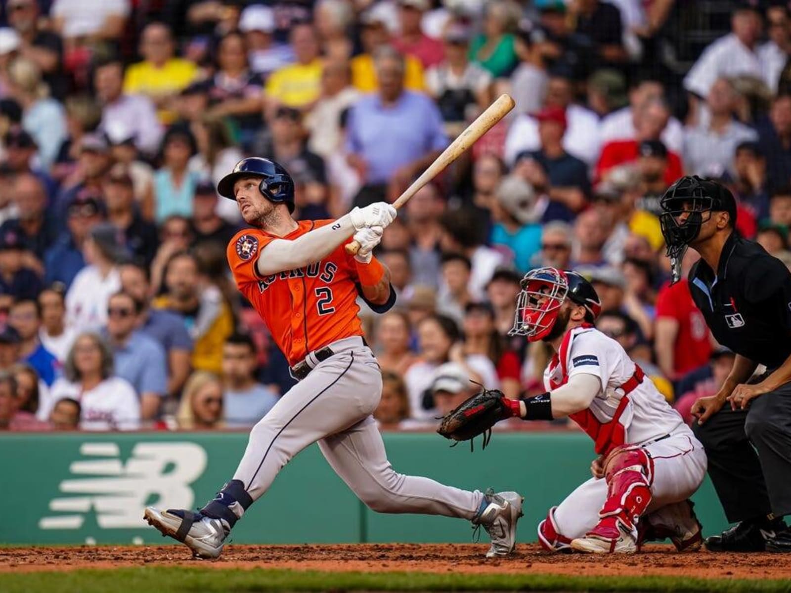 Astros hold off Red Sox to complete first sweep at Fenway Park