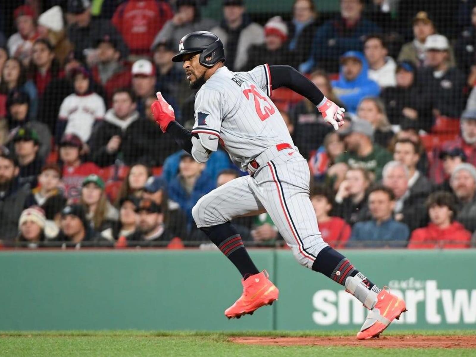 Red Sox score three in 10th inning to overtake Twins