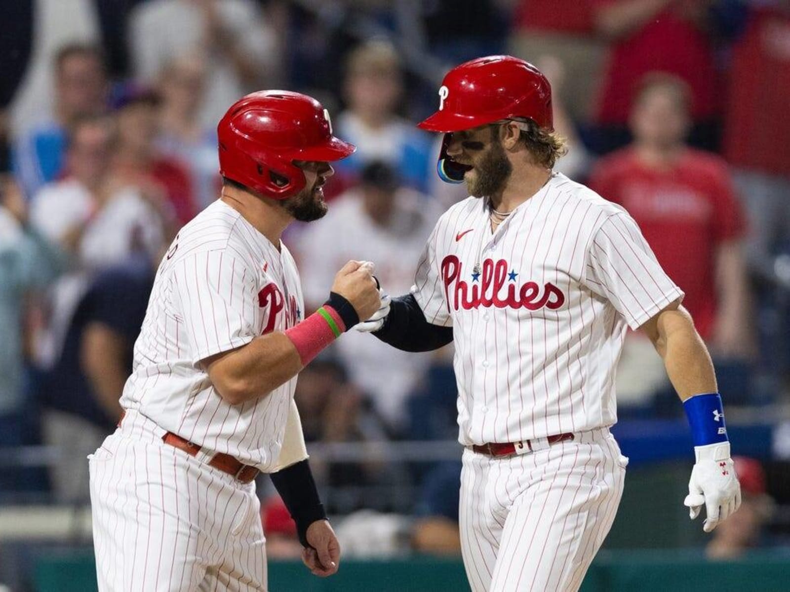 Schwarber hits 2 HRs; Phils split with Nats to lead Brewers