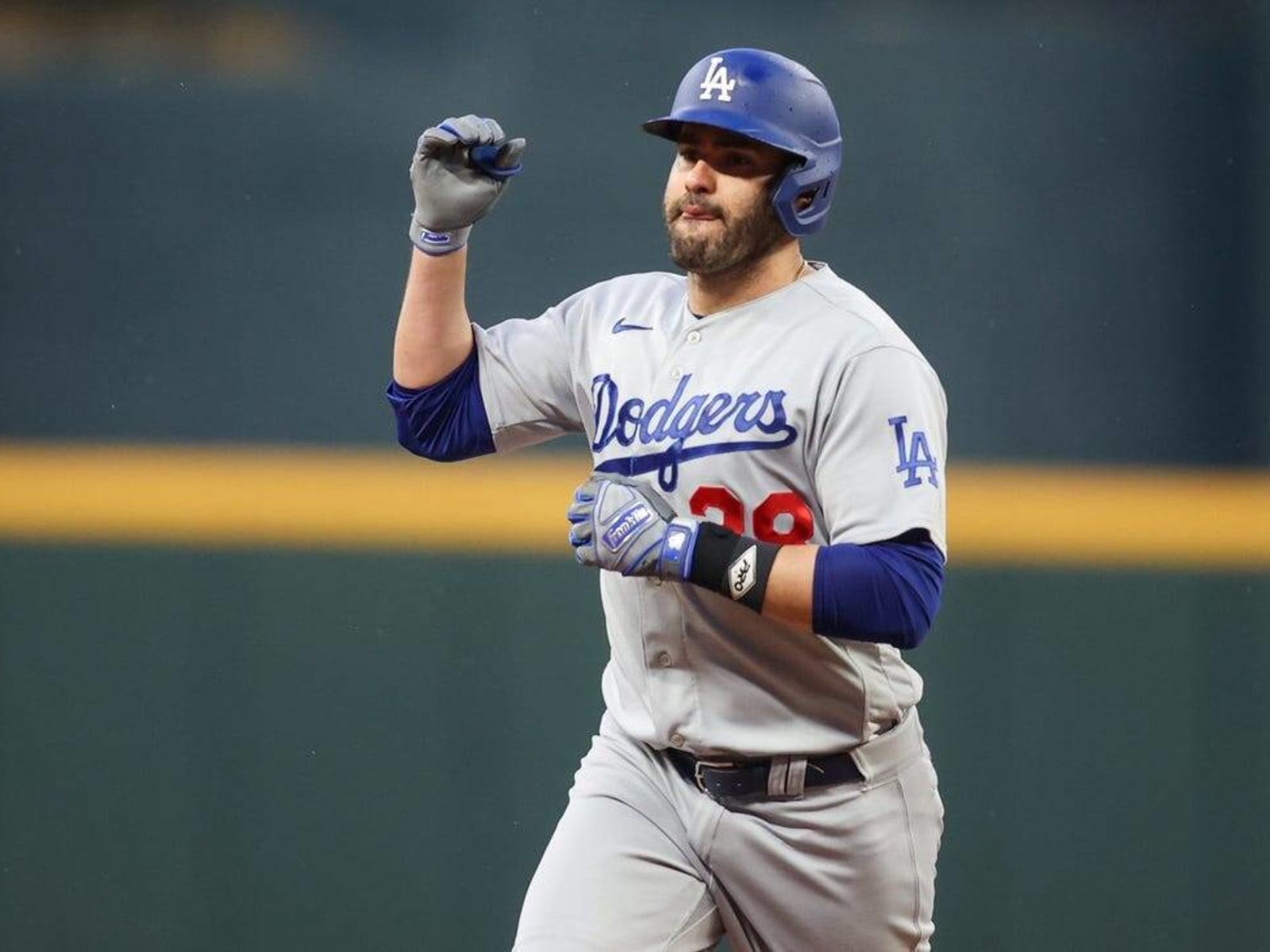 Dodgers rally to beat Braves in NL showdown