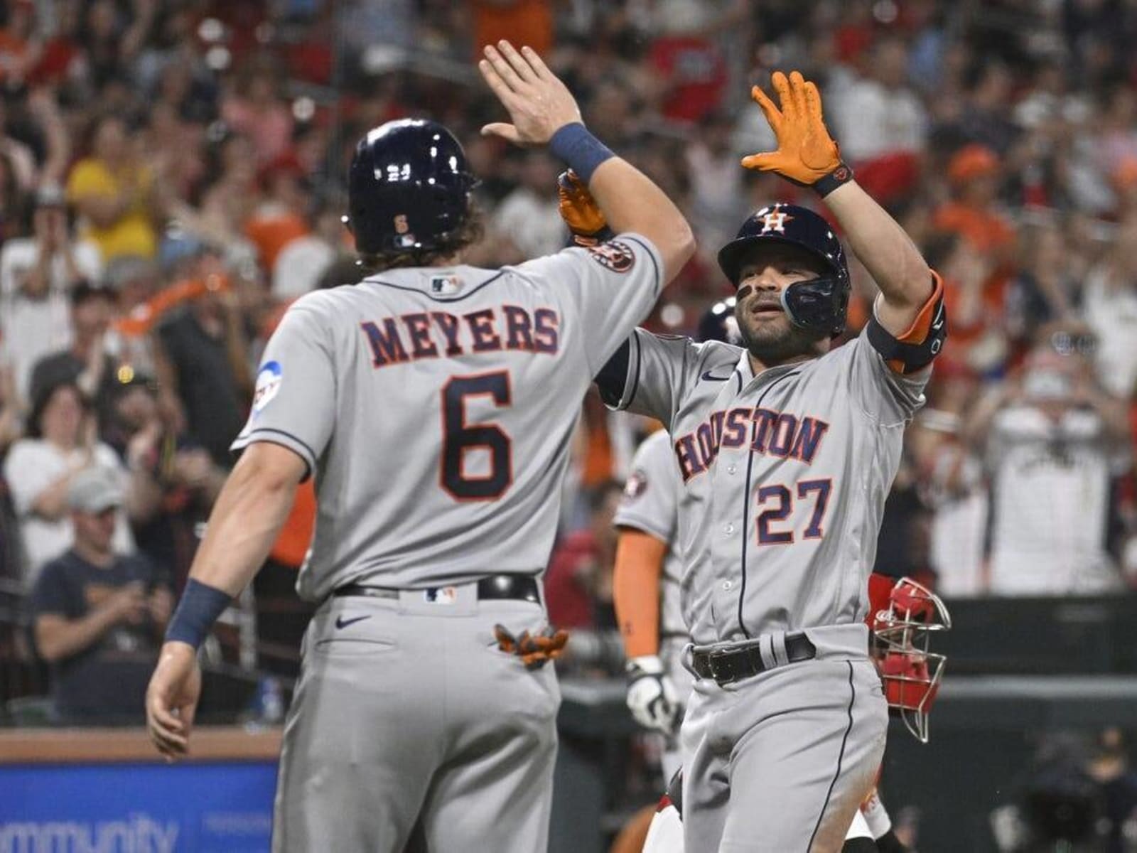 Astros score five in the eighth to get past Cardinals