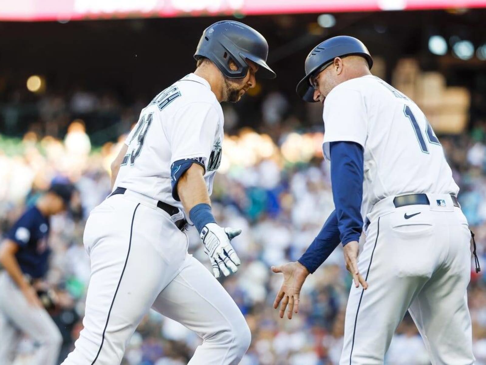 Cal Raleigh's two homers propel Mariners past Red Sox