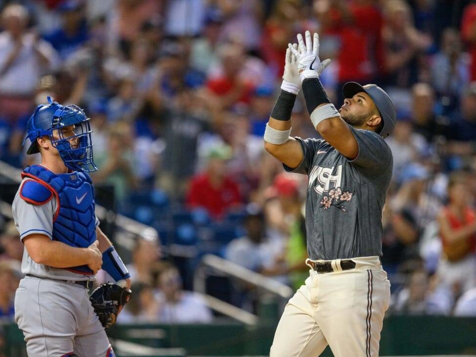 Dodgers endure long rain delay to earn win over Nats