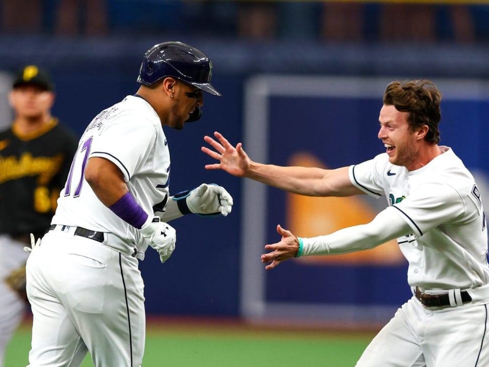 Isaac Paredes hits walk-off single against Pirates