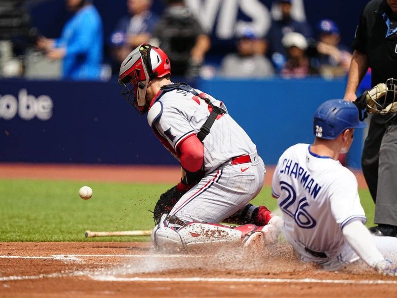 Twins rally with 7-run eighth to topple Blue Jays