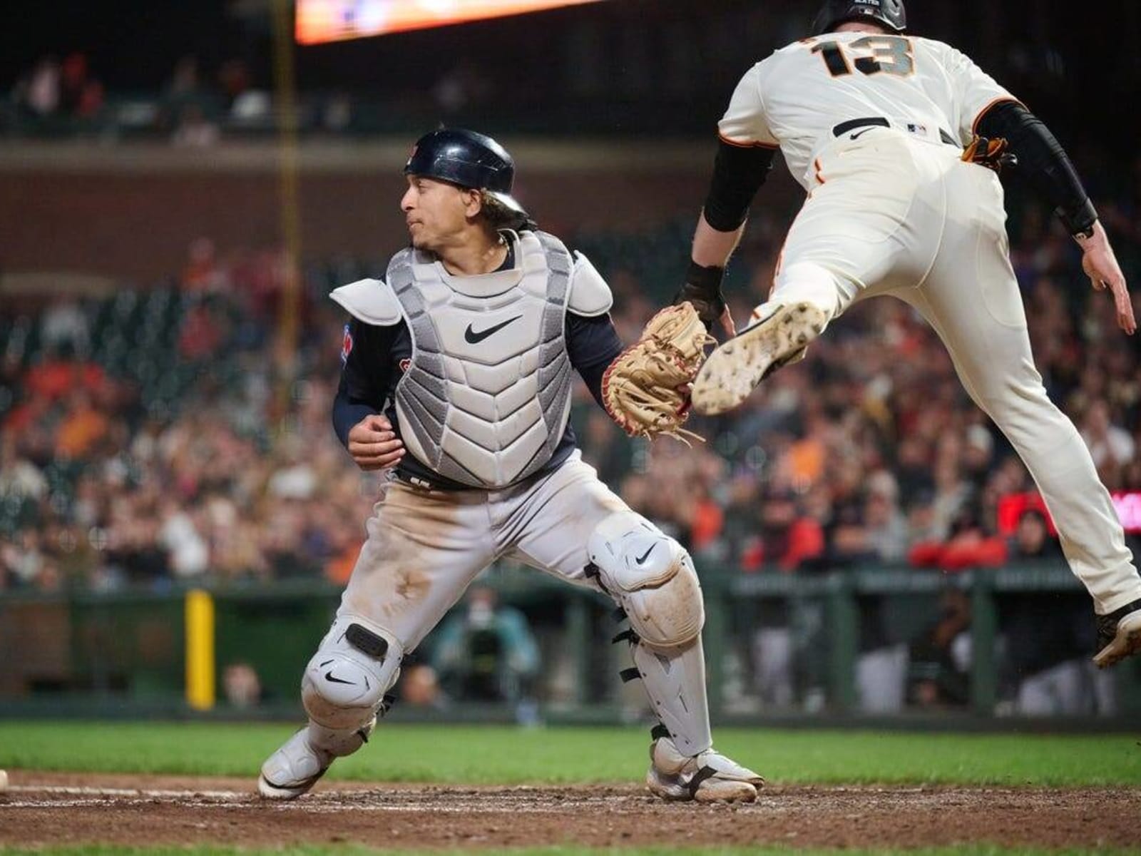 Giants rally late, edge Guardians in 10th