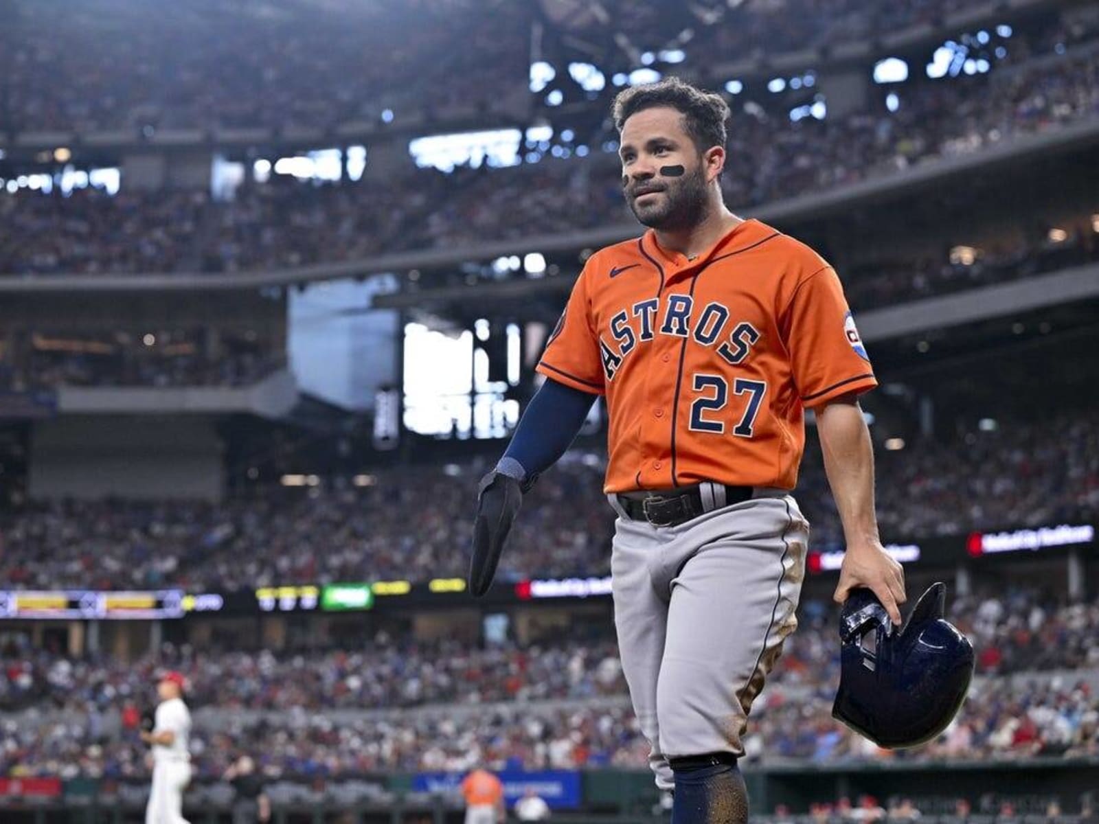 Jose Altuve placed on injured list by Astros with left oblique discomfort