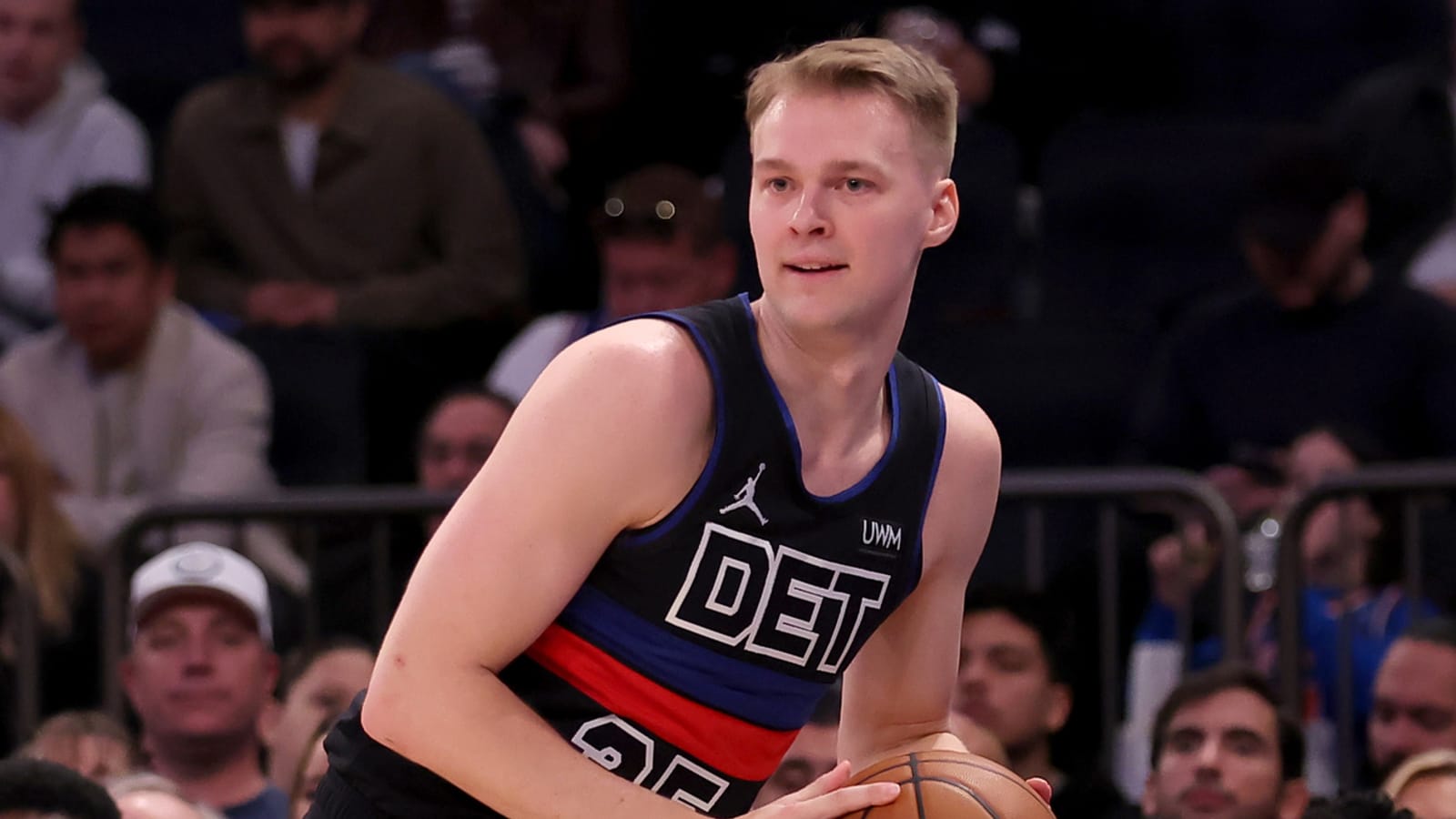 Son of college basketball coaching legend signs with new NBA team
