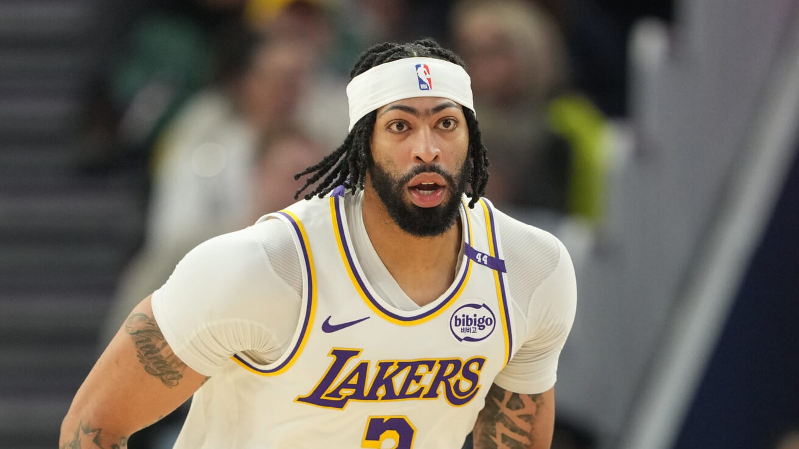 Lakers star out at least one week with abdominal strain
