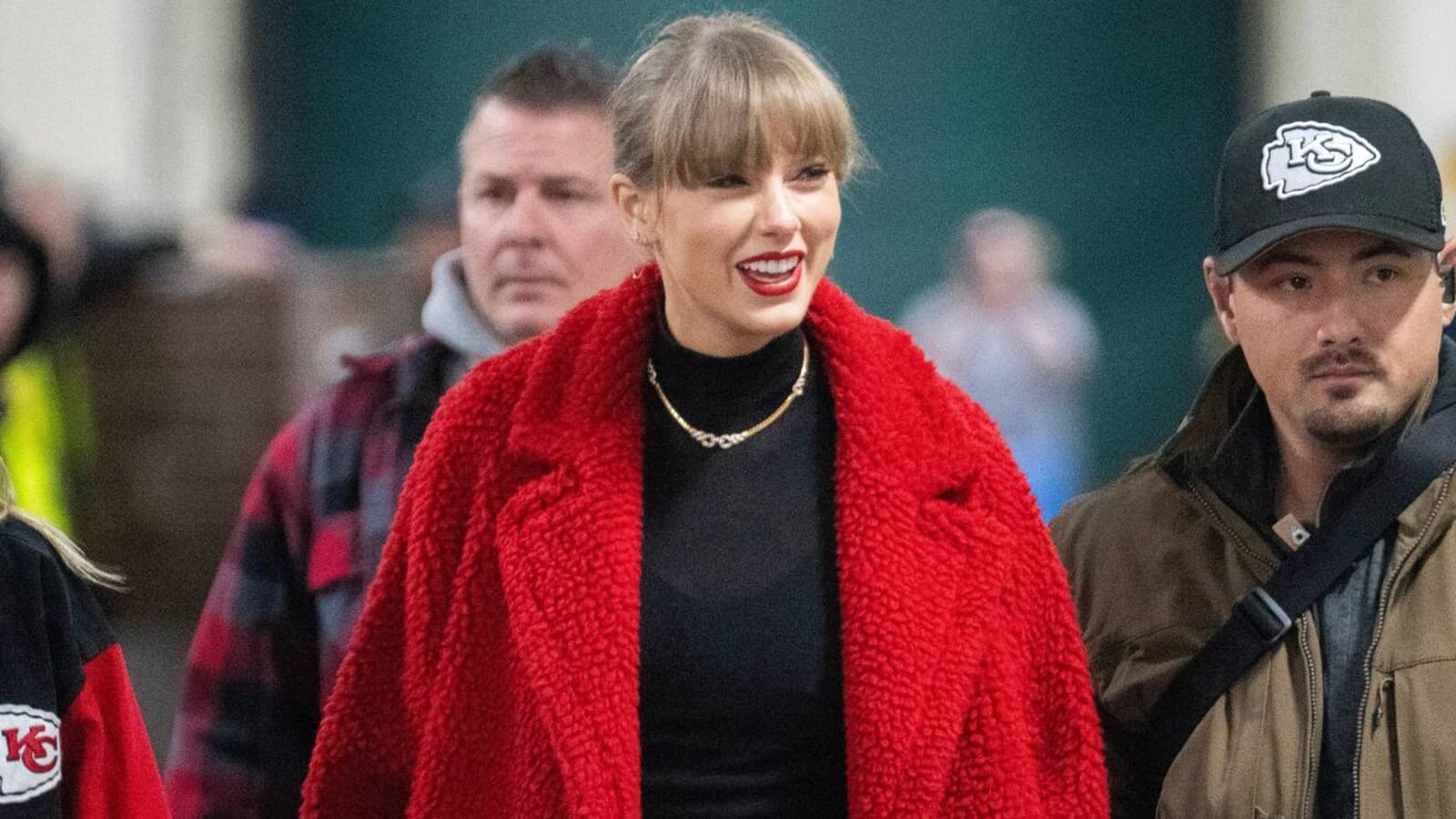 Watch: Taylor Swift arrives to Chiefs game with Santa Claus