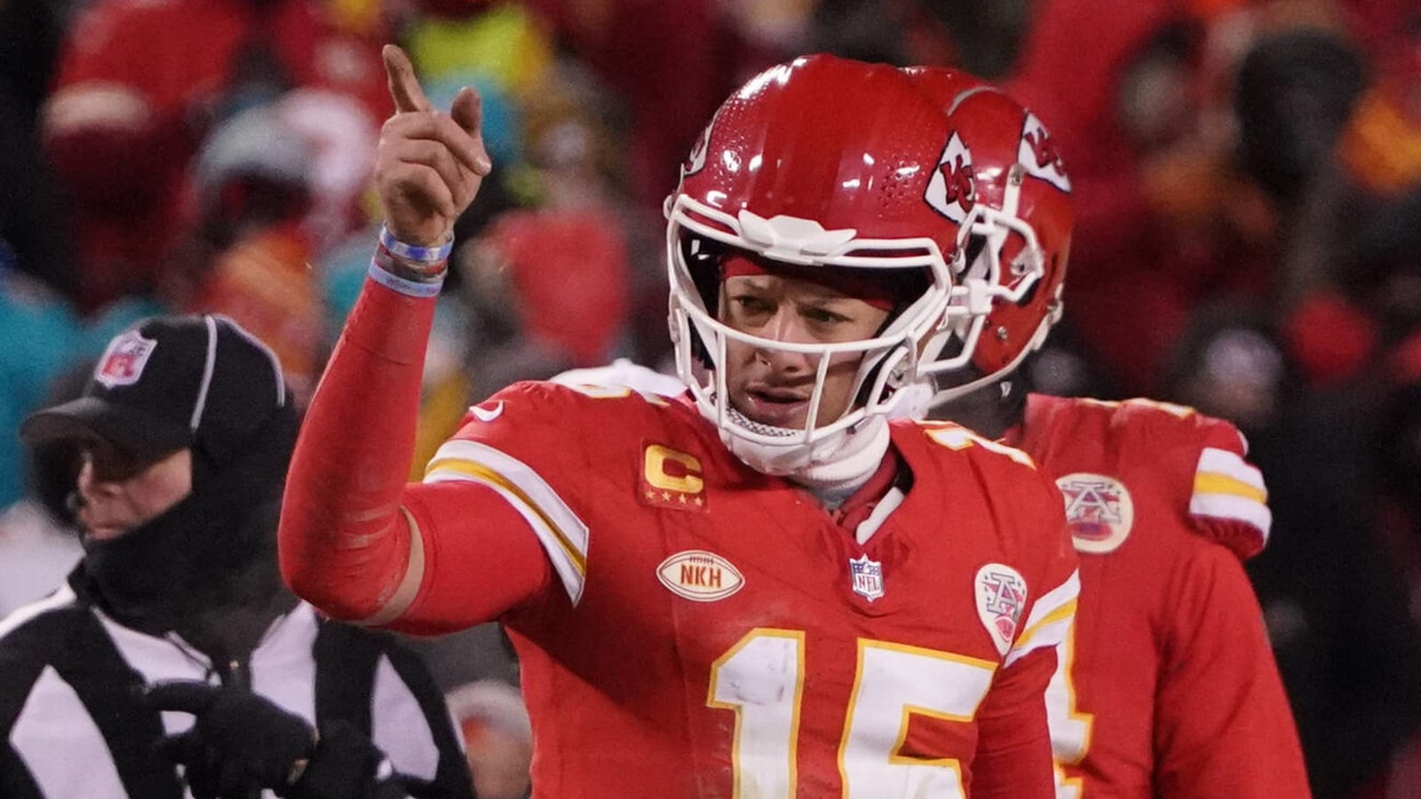 Patrick Mahomes explains bizarre helmet situation in win vs. Dolphins