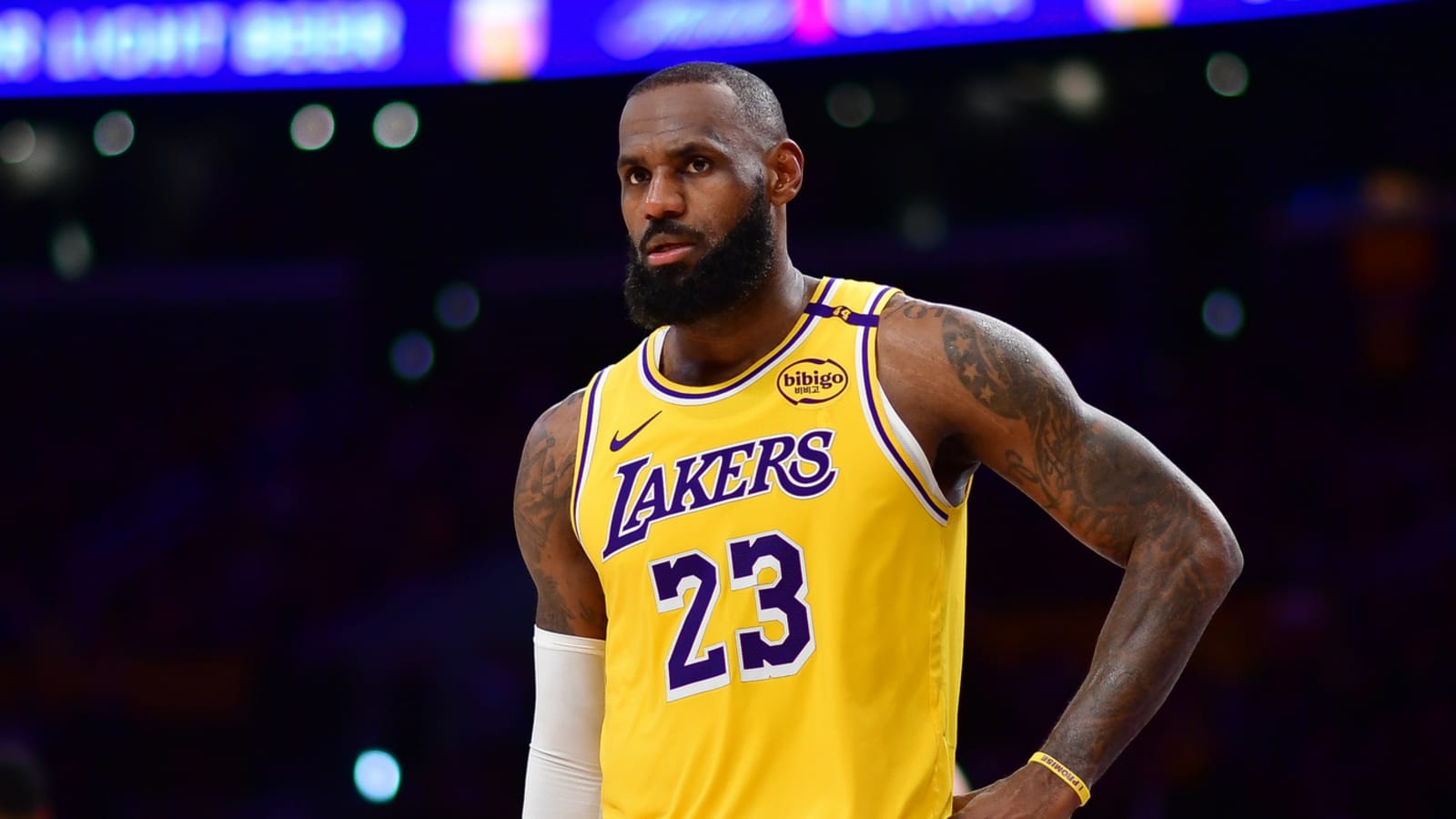 LeBron James hurts thumb after getting his hand caught on the rim