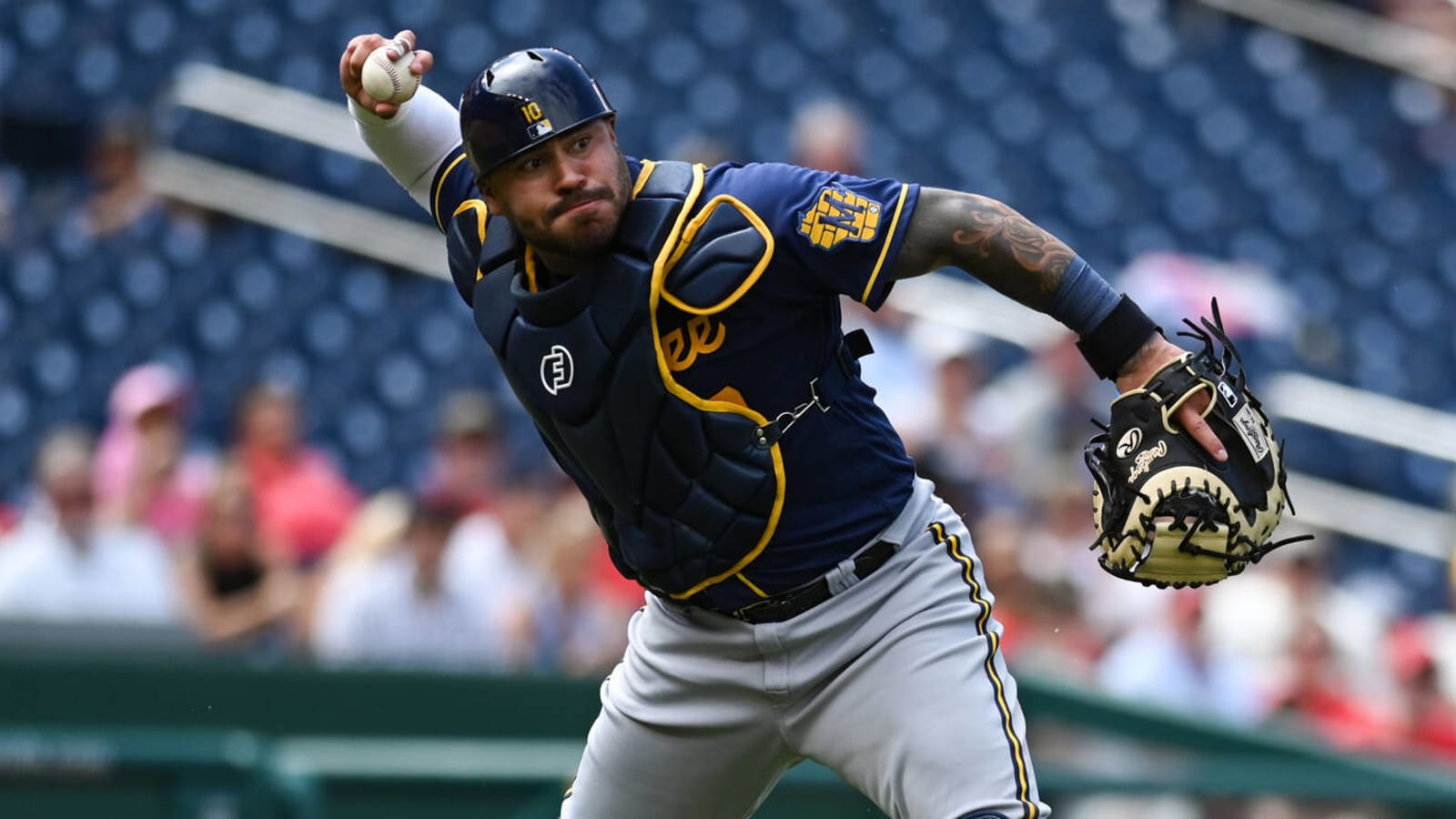 Brewers hoping Omar Narváez can catch on quickly behind the plate