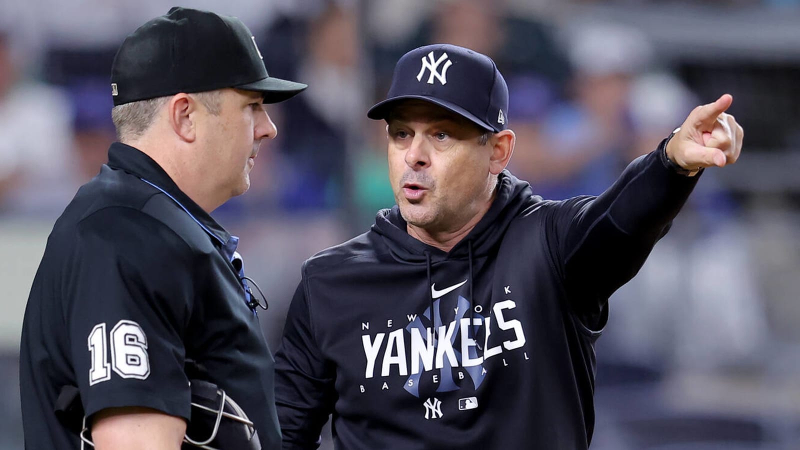 Watch: Hot mic catches Aaron Boone roasting ump after ejection