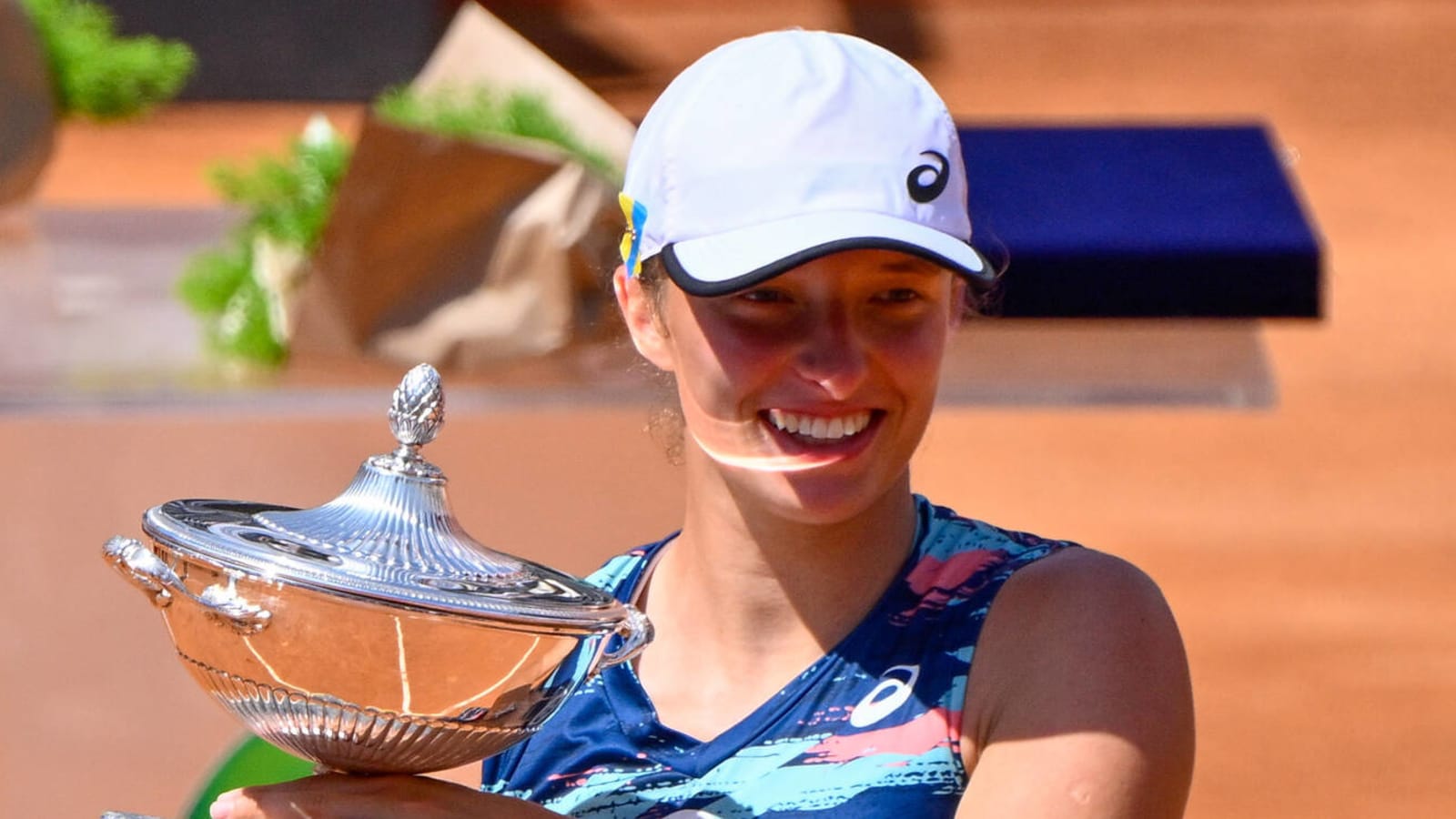 Iga Swiatek extends win streak to 28 with Italian Open title